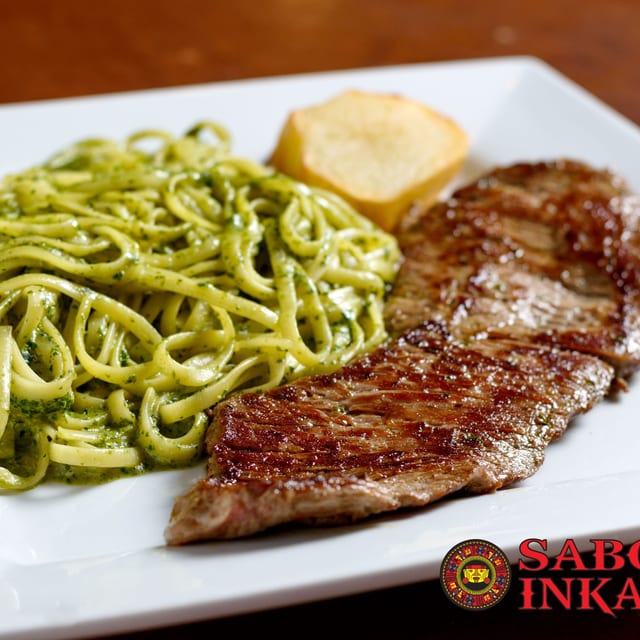 Tallarin Verde Con Churrasco.