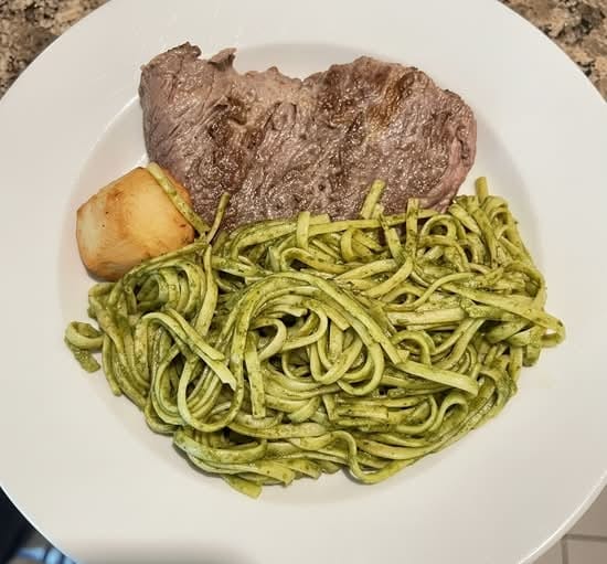 Tallarin Verde Con Churrasco.